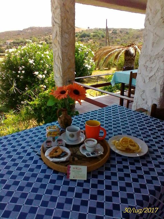 Farm Stay Gli Oleandri Loiri Porto San Paolo Esterno foto