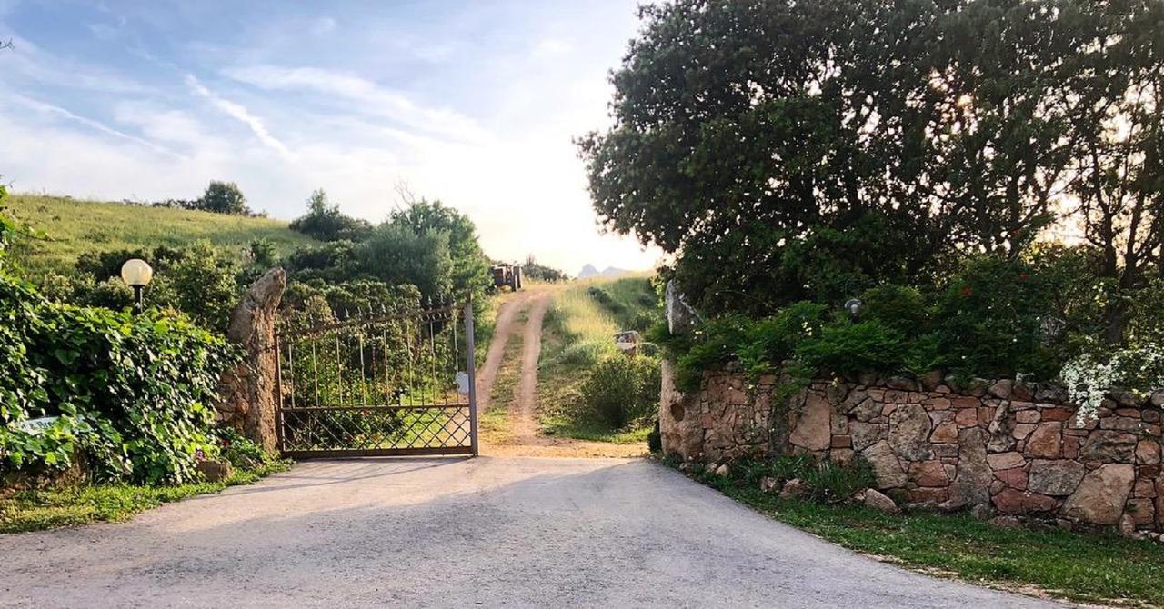 Farm Stay Gli Oleandri Loiri Porto San Paolo Esterno foto
